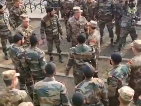 Video: भांगड़ा की धुन पर भारतीय सैनिकों के साथ थिरकते चीनी सैनिक