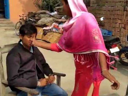 भरी पंचायत में पति ने दिया तीन तलाक, पत्नी ने जड़ा थप्पड़, देखें वीडियो