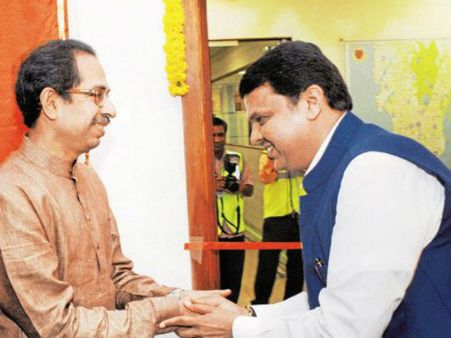 महाराष्ट्र में भाजपा को लग सकता है झटका, कांग्रेस-NCP के संपर्क में हैं BJP-शिवसेना के 10 विधायक