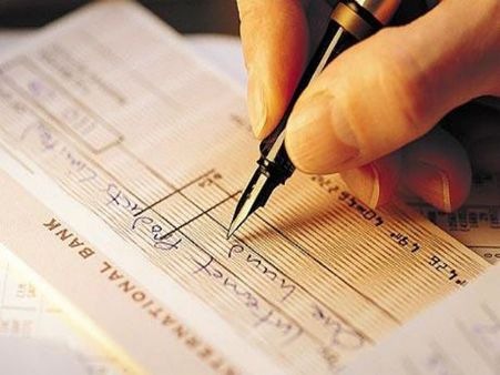 केरल बाढ़ राहत में मिले 3.26 करोड़ रुपये के चेक और डिमांड ड्राफ्ट हुए बाउंस