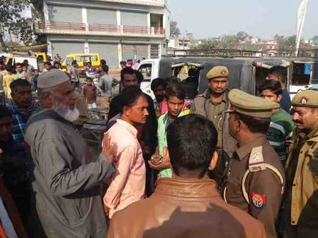 यूपी: पूजा करने जा रहे शख्स को कुत्ता भगाना पड़ा भारी, दबंग ने मारी गोली, दो घायल