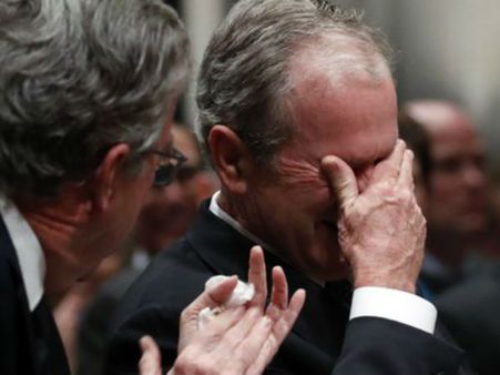 Video: जब अपने पिता जॉर्ज एचडब्‍लूय बुश को याद करके फूट-फूटकर रोने लगे जॉर्ज बुश