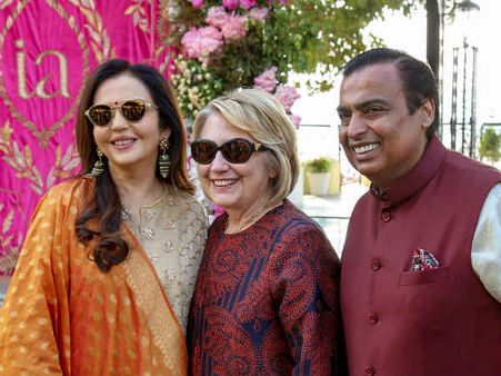 Isha Ambani Wedding: आखिर क्‍यों करीब हैं अंबानी फैमिली के हिलेरी क्लिंटन और कब से है दोनों परिवारों का रिश्‍ता