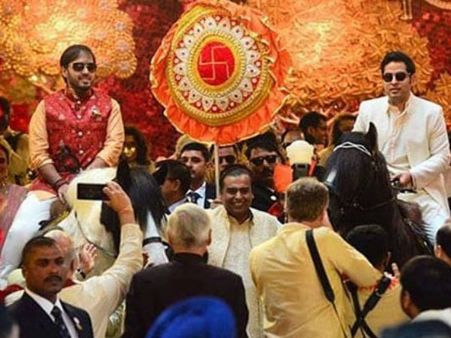 ईशा अंबानी के घर बॉलीवुड अंदाज में बारात लेकर पहुंचे आनंद पीरामल, सामने आया Video