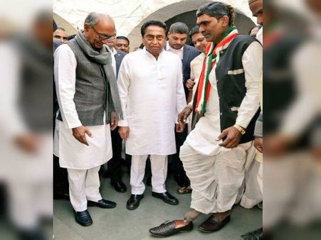जब सीएम आवास पर कमलनाथ दिग्विजय ने कांग्रेस कार्यकर्ता को पहनाए जूते