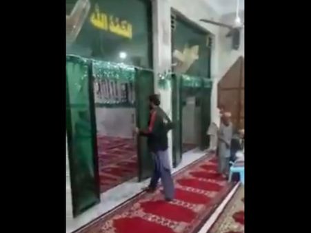 Video: कराची के मदरसे में पाइप से बच्‍चों की पिटाई करता मौलवी और जान बचाने की कोशिश करते मासूम