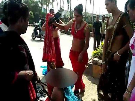 किन्नरों ने निर्वस्त्र कर सरेराह उसको पीटा, की गंदी हरकतें, वीडियो हुआ वायरल
