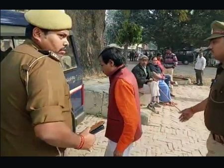अयोध्या में गेट तोड़कर कारसेवा का ऐलान करने वाले कमलेश तिवारी चढ़े पुलिस के हत्थे, सुरक्षा बढ़ाई, वीडियो