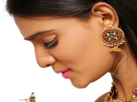 प्रिया प्रकाश के बाद अब साउथ की ये लड़की इंटरनेट पर मचा रही धूम