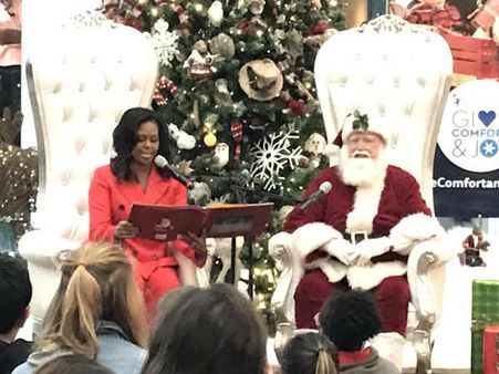 सैंटा क्‍लॉज के साथ मिशेल ओबामा ने दिखाया अपना फेवरिट ऑरेंज जूस स्‍टेप