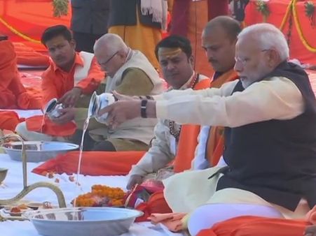 संगम तट पर प्रधानमंत्री नरेंद्र मोदी ने की गंगा महाआरती, किए अक्षय वट के दर्शन
