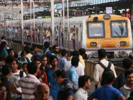 मुंबई: नेत्रहीन लड़की की बहादुरी, लोकल ट्रेन में छेड़छाड़ कर रहे मनचले को घुटने पर गिराया