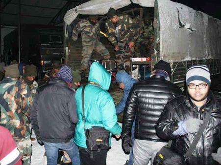 भारी बर्फबारी की वजह से नाथूला में चीन बॉर्डर पर फंसे 2500 पर्यटकों की जान सेना ने बचाई
