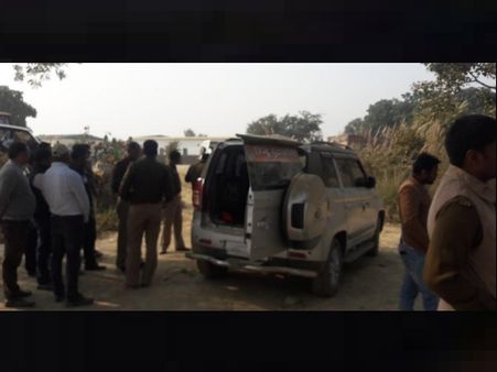 हिंदू युवा वाहिनी का नेता एक्सयूवी गाड़ी में अवैध तमंचे और 15 पेटी शराब सहित ​पुलिस के हत्थे चढ़ा, फिर दे गया गच्चा