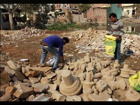 बनारस में टूट रहे मकान और मंदिरों के बीच मलबे से मिले 126 प्राचीन शिवलिंग, मचा बवाल