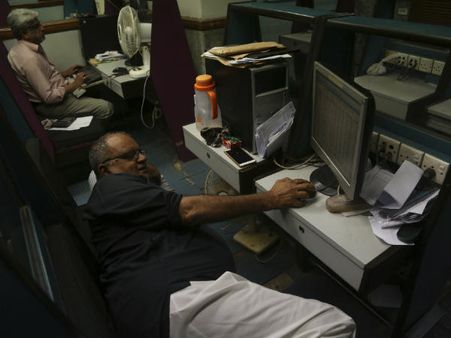 तीन माह में पाकिस्‍तान पर कर्ज का बोझ बढ़कर पहुंचा 31 खरब रुपए, जनता पर आने वाली है बड़ी आफत