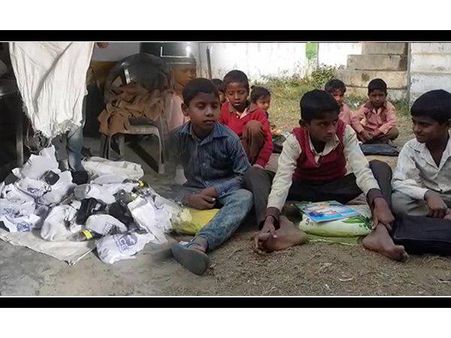 योगी सरकार ने भिजवाए सिर्फ एक पांव के जूते, देखिए यूपी में सरकारी स्कूल के बच्चों की दुर्दशा