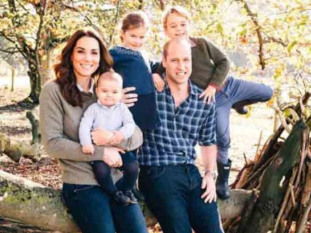 प्रिंस विलियम और केट की क्‍यूट फैमिली फोटो, मां केट की गोद में नजर आए आठ माह के लुईस