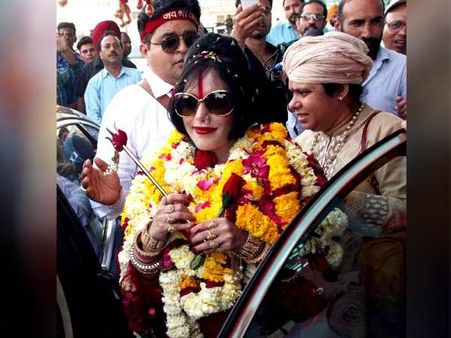 'अब कभी भक्तों की गोद में नहीं बैठूंगी', राधे मां ने खाई कसम