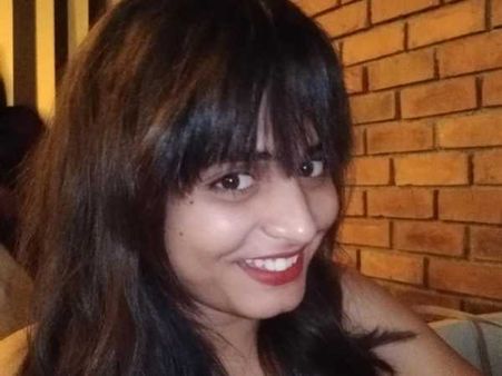 नोएडा में टीवी एंकर की संदिग्ध परिस्थितियों में बालकनी से गिरकर मौत, साथी एंकर थे फ्लैट में मौजूद