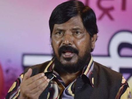 VIDEO: केंद्रीय मंत्री रामदास अठावले को भरी सभा में युवक ने जड़ा थप्पड़, समर्थकों ने धुना