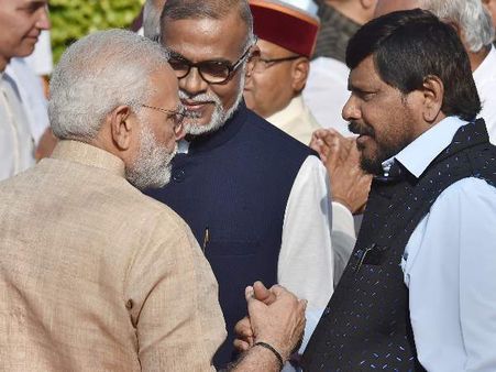 मोदी सरकार में मंत्री रामदास अठावले बोले- धीरे-धीरे खाते में आएंगे 15-15 लाख, आरबीआई से की जा रही मांग