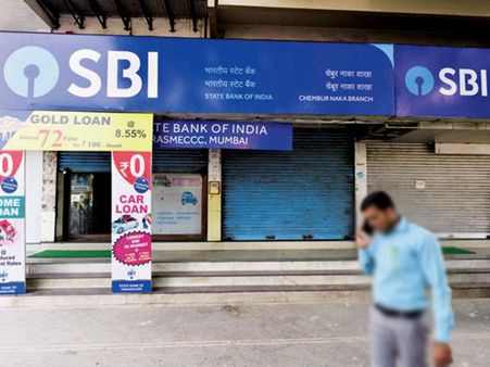 SBI, UCO और यूनाइडेट बैंक ऑफ इंडिया के ग्राहकों के खाते में आएं 25-25 हजार, बैंकों के बाहर लग गई लंबी कतार