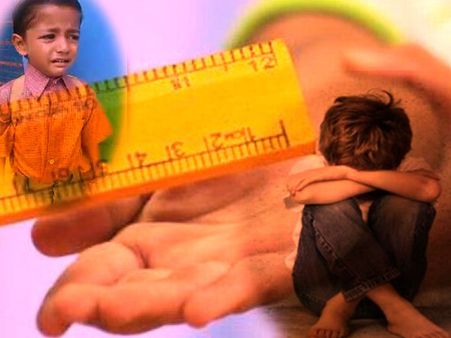 देर से स्कूल पहुंचे बच्चे तो शिक्षक ने कपड़े उतरवाकर धूप में किया खड़ा