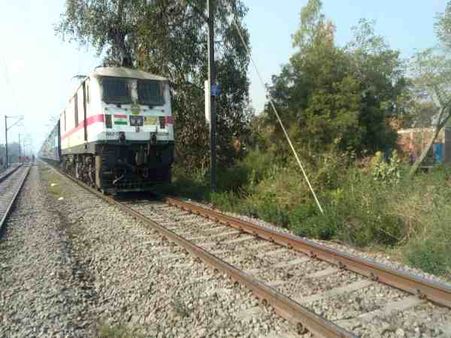 यूपी में एक बार फिर चटकी मिली रेल पटरी, गेटमैन की वजह से टला बड़ा हादसा