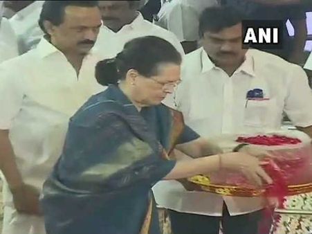 DMK हेडक्‍वार्टर पर सोनिया गांधी ने किया करुणानिधि की प्रतिमा का अनावरण, समारोह में दिखी महागठबंधन की पहली तस्‍वीर