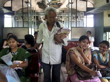 ट्रेन में सफर के दौरान खरीदारी भी कर सकेंगे यात्री, रेलवे ने दी मंजूरी