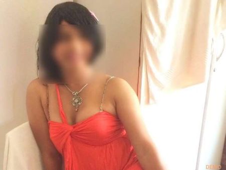 किन्‍नर के साथ अश्‍लील हरकत कर रहा पुलिसकर्मी कैमरे में कैद
