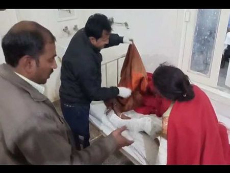 मां-बेटी को मिली रेलवे में भ्रष्टाचार की सजा! ट्रेन में अवैध चायवाले की केतली गिरने से झुलसे