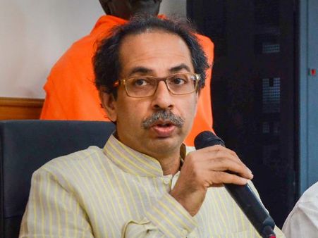 शिवसेना बोली, पकौड़ा तलने की सलाह देने वाले PM ने अखिरकार आरक्षण दे ही दिया