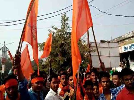 यूपी: हिंदू युवा वाहिनी ने शौर्य दिवस के मौके पर जमकर किया हथियारों का प्रदर्शन, कानून की उड़ाई धज्जियां