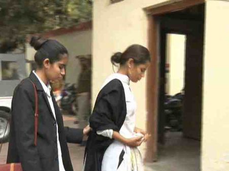 कानपुर: कोर्ट से लौट रही छात्रा पर दबंगों ने किया हमला, लोहे की रॉड से मारकर किया घायल