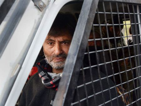 श्रीनगर में आर्मी बेस की तरफ मार्च कर रहे थे JKLF नेता यासीन मलिक, पुलिस ने हिरासत में लिया