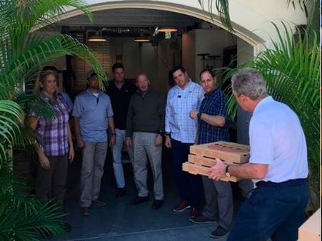 अमेरिका में शटडाउन: बिना वेतन काम करने को मजबूर लाखों कर्मचारी, बुश बांट रहे पिज्जा