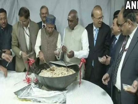 Budget 2019: बजट पेश होने से पहले क्यों होती है हलवा सेरेमनी, कमरे में बंद हुए 100 अधिकारी