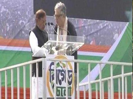 महागठबंधन रैली में 'महागलती', शरद यादव ने राफेल की जगह 'बोफोर्स डकैती' बोलकर करा दी किरकिरी