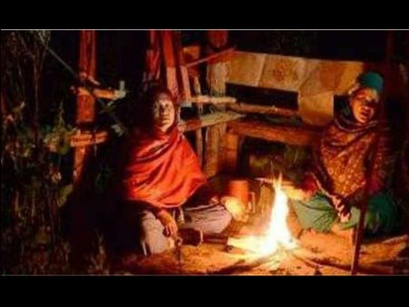 शर्मनाक! पीरियड्स के चलते महिला को बिना खिड़की की झोपड़ी में रहने को किया मजबूर, दो बेटों के साथ हुई मौत