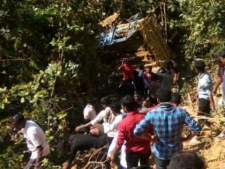 ओडिशा: 60 फुट गहरी खाई में गिरा मिनी ट्रक, 8 लोगों की मौत, 35 घायल