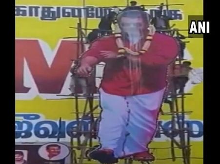 VIDEO: साउथ के सुपरस्टार अजीत के कटआउट पर दूध चढ़ाने के दौरान हादसा, 5 लोग घायल