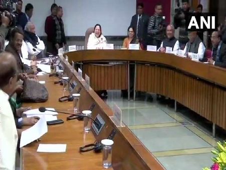 बजट सत्र शुरू होने से पहले सभी दलों के नेताओं के साथ बैठक कर रही लोकसभा स्पीकर सुमित्रा महाजन