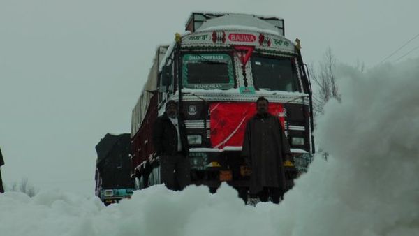 बर्फ़बारी देखकर कश्मीर जाना चाह रहे हैं तो रुकिए !