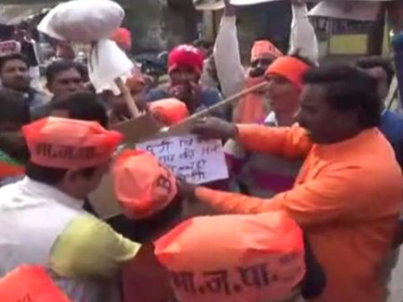 मऊ: भाजपा को झटका, 1500 कार्यकर्ताओं ने एक साथ दिया इस्तीफा