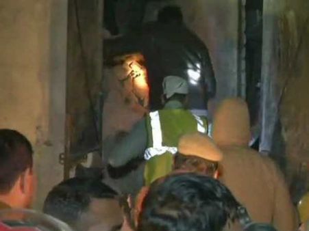 दिल्ली में बड़ा हादसा: फैक्ट्री का छत गिरने से 6 की मौत, कई लोगों के दबे होने की आशंका