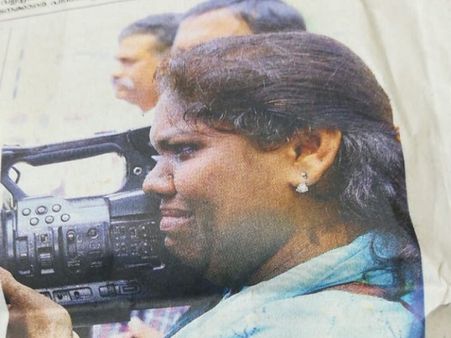 भीड़ के धमकाने-गालियां देने के बाद भी डटी रही महिला पत्रकार, आंखों से निकले आंसू पर नहीं मानी हार