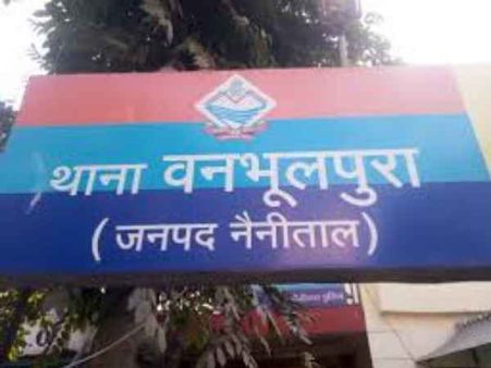हल्द्वानी: चार साल के मासूम को बस ने कुचला, गुस्साए लोगों ने बस में की तोड़फोड़, पुलिसकर्मी घायल
