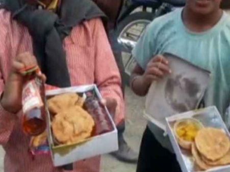 VIDEO: नरेश अग्रवाल के पासी सम्मेलन में बच्चों तक को बांटी शराब, भड़के भाजपा दलित सांसद